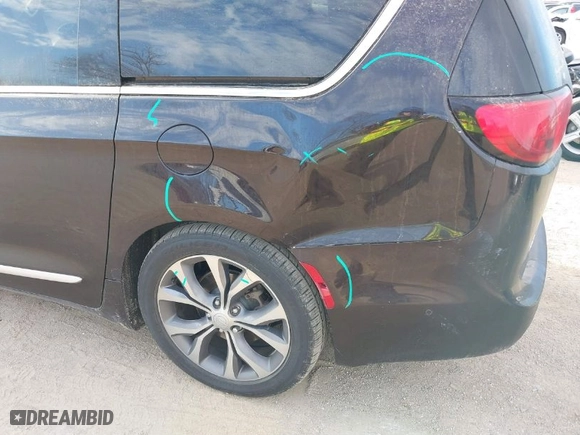 2017 Chrysler Pacifica Limited with VIN 2C4RC1GG7HR643163, listed as a IAAI auction lot 41877690 with 104,841 mi miles. Bid and sale history available at carsss.com. Image 17.