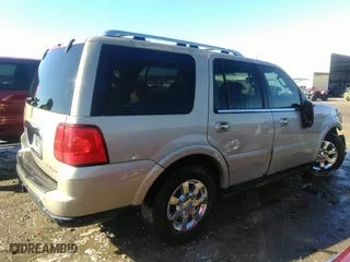 2005 Lincoln Navigator Luxury with VIN 5LMFU27505LJ13912, listed as a IAAI auction lot 41539095 with 1 mi miles. Bid and sale history available at carsss.com. Image 4.