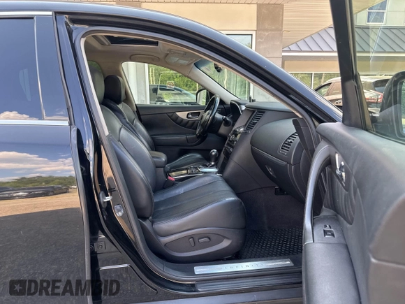 2014 Infiniti QX70 with VIN JN8CS1MW1EM411715, listed as a IAAI auction lot 42769793 with 180,472 mi miles and . Bid and sale history available at DreamBid. Image 5.