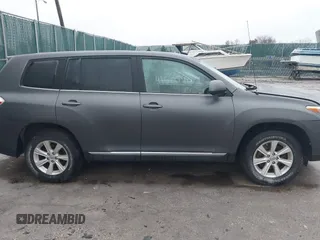 2011 Toyota Highlander z VIN 5TDBK3EHXBS080409, wystawiony jako IAAI lot #41509905 z przebiegiem 201 620 mil mil oraz . Historia ofert i sprzedaży dostępna na DreamBid. Obrazek 13.