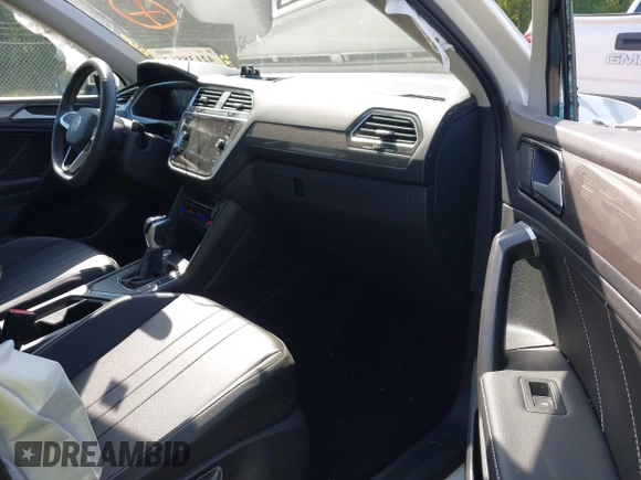 2023 Volkswagen Tiguan SE z VIN 3VVNB7AX9PM121316, wystawiony jako IAAI lot #42138562 z przebiegiem 19 118 mil mil oraz . Historia ofert i sprzedaży dostępna na DreamBid. Obrazek 5.