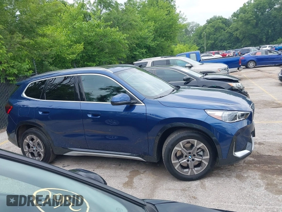 2025 BMW X1 xDrive28i z VIN WBX73EF07S5228273, wystawiony jako IAAI lot #42436863 z przebiegiem 6 845 mil mil oraz . Historia ofert i sprzedaży dostępna na DreamBid. Obrazek 13.