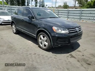 2014 Volkswagen Touareg Lux z VIN WVGEF9BP8ED011360, wystawiony jako Copart lot #51774435 z przebiegiem 101 215 mil mil oraz Szkody całkowita. Historia ofert i sprzedaży dostępna na DreamBid. Obrazek 15.