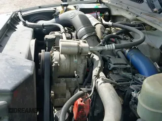 2002 Chevrolet Silverado 2500HD LT z VIN 1GCHK23152F158881, wystawiony jako IAAI lot #43345650 z przebiegiem 342 609 mil mil oraz . Historia ofert i sprzedaży dostępna na DreamBid. Obrazek 18.