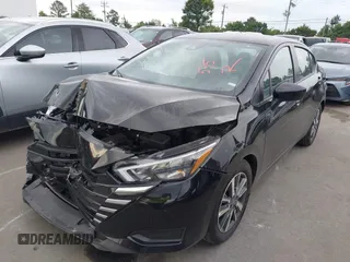 2025 Nissan Versa SV z VIN 3N1CN8EV5SL818284, wystawiony jako IAAI lot #42374797 z przebiegiem 7 800 mil mil oraz . Historia ofert i sprzedaży dostępna na DreamBid. Obrazek 2.