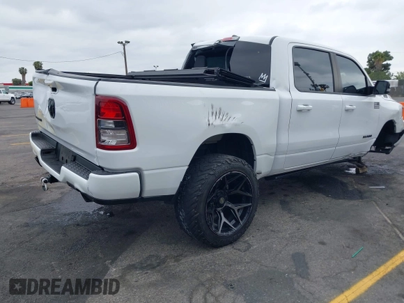 2021 Ram 1500 Big Horn z VIN 1C6RREFT2MN647379, wystawiony jako IAAI lot #42094375 z przebiegiem 57 121 mil mil oraz . Historia ofert i sprzedaży dostępna na DreamBid. Obrazek 4.