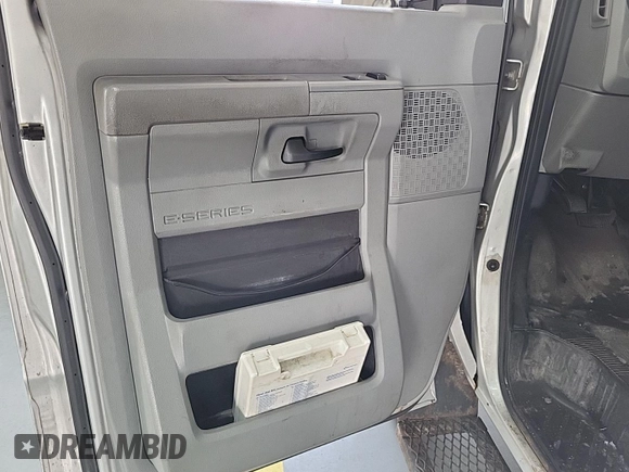 2011 Ford Econoline Passenger XL z VIN 1FBSS3BL1BDA81313, wystawiony jako IAAI lot #42535578 z przebiegiem 264 403 mil mil oraz . Historia ofert i sprzedaży dostępna na DreamBid. Obrazek 3.