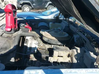 1988 Chevrolet Silverado 2500 z VIN 1GCFC24K0JZ118880, wystawiony jako IAAI lot #42314496 z przebiegiem 237 936 mil mil oraz . Historia ofert i sprzedaży dostępna na DreamBid. Obrazek 12.