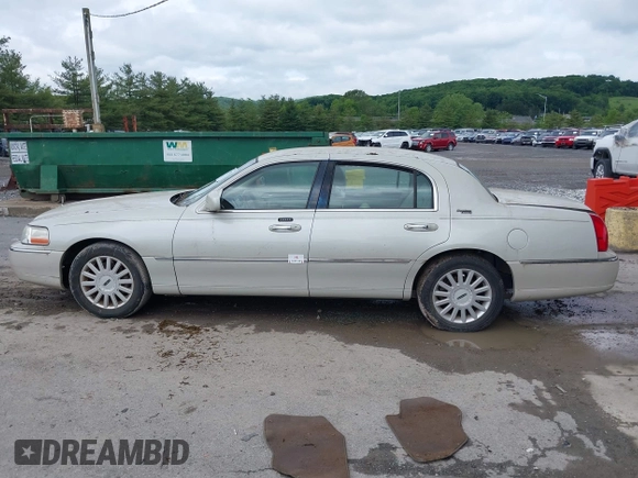2005 Lincoln Town Car Signature Limited z VIN 1LNHM82W35Y654826, wystawiony jako IAAI lot #42334790 z przebiegiem 96 113 mil mil oraz . Historia ofert i sprzedaży dostępna na DreamBid. Obrazek 14.