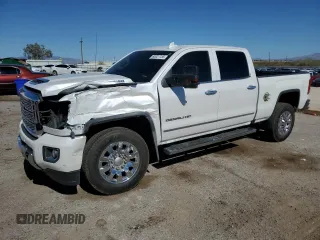 2018 GMC Sierra 2500HD Denali z VIN 1GT12UEY8JF273240, wystawiony jako Copart lot #60027755 z przebiegiem 156 407 mil mil oraz Szkoda całkowita • Salvage title. Historia ofert i sprzedaży dostępna na DreamBid. Obrazek 1.