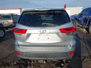 2018 Toyota Highlander SE with VIN 5TDJZRFH7JS524983, listed as a IAAI auction lot 41632655 with 211,140 mi miles. Bid and sale history available at carsss.com. Image 17.