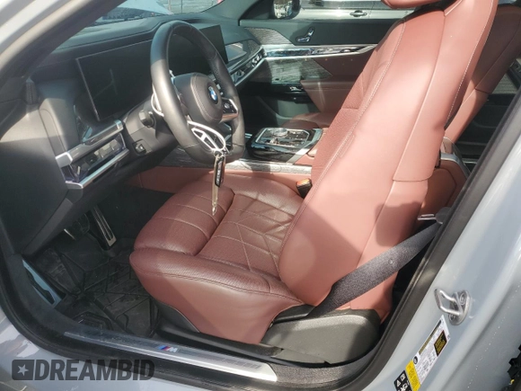 2023 BMW 7 Series 760i xDrive z VIN WBA33EJ00PCM58207, wystawiony jako Copart lot #41809425 z przebiegiem 10 658 mil mil oraz Szkoda całkowita • Salvage title. Historia ofert i sprzedaży dostępna na DreamBid. Obrazek 7.