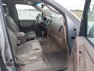 2006 Nissan Pathfinder SE z VIN 5N1AR18UX6C615746, wystawiony jako IAAI lot #42200595 z przebiegiem 186 998 mil mil oraz . Historia ofert i sprzedaży dostępna na DreamBid. Obrazek 5.