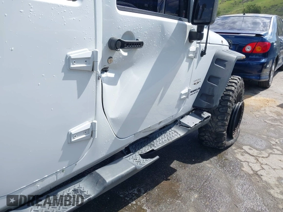 2017 Jeep Wrangler Unlimited Sahara z VIN 1C4BJWEG5HL731242, wystawiony jako IAAI lot #41891017 z przebiegiem 97 097 mil mil oraz . Historia ofert i sprzedaży dostępna na DreamBid. Obrazek 18.