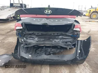 2025 Hyundai Elantra Limited z VIN KMHLN4DJ1SU124424, wystawiony jako IAAI lot #42013638 z przebiegiem 2 713 mil mil oraz . Historia ofert i sprzedaży dostępna na DreamBid. Obrazek 16.