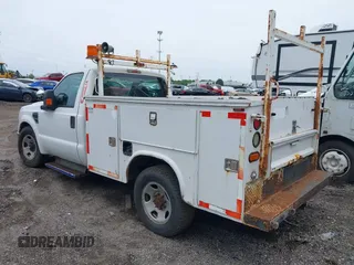 2008 Ford F-350 z VIN 1FDSF30508EB94334, wystawiony jako IAAI lot #42244786 z przebiegiem 279 572 mil mil oraz . Historia ofert i sprzedaży dostępna na DreamBid. Obrazek 3.