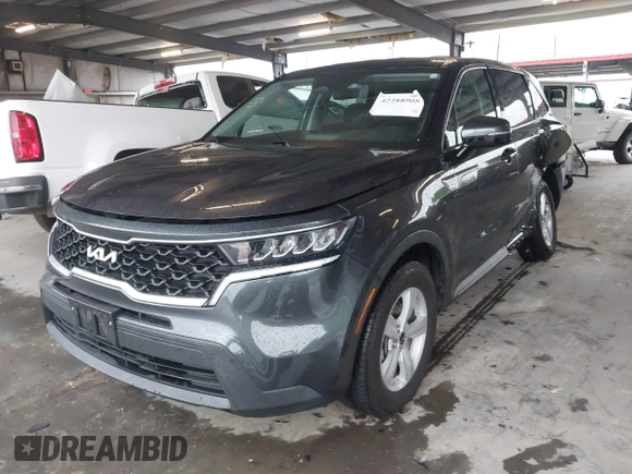 2022 Kia Sorento LX z VIN 5XYRG4LC9NG076804, wystawiony jako IAAI lot #42288908 z przebiegiem 56 750 mil mil oraz . Historia ofert i sprzedaży dostępna na DreamBid. Obrazek 17.