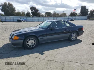 1994 Mercedes-Benz SL z VIN WDBFA63E1RF100599, wystawiony jako Copart lot #51619785 z przebiegiem 111 720 mil mil oraz Tytuł czysty. Historia ofert i sprzedaży dostępna na DreamBid. Obrazek 1.