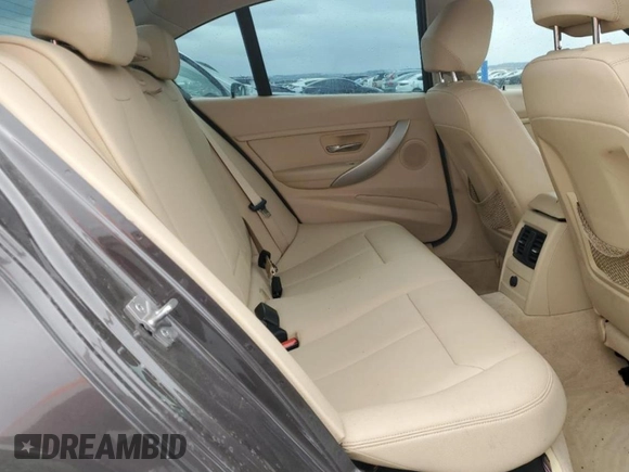 2013 BMW 3 Series 328i z VIN WBA3C1C54DF440529, wystawiony jako Copart lot #48949335 z przebiegiem 83 765 mil mil oraz Szkody całkowita. Historia ofert i sprzedaży dostępna na DreamBid. Obrazek 10.