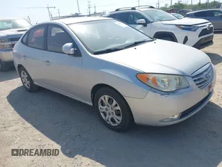 2010 Hyundai Elantra GLS z VIN KMHDU4AD1AU907795, wystawiony jako IAAI lot #42462555 z przebiegiem 139 901 mil mil oraz . Historia ofert i sprzedaży dostępna na DreamBid. Obrazek 1.