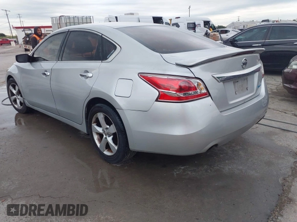 2013 Nissan Altima SV with VIN 1N4AL3APXDN554301, listed as a IAAI auction lot 42183379 with 196,786 mi miles and . Bid and sale history available at carsss.com. Image 3.