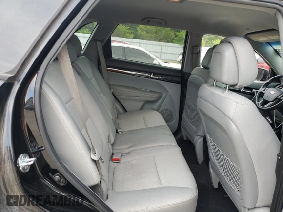 2012 Kia Sorento LX z VIN 5XYKTCA67CG279174, wystawiony jako Copart lot #54363095 z przebiegiem 181 112 mil mil oraz Szkoda całkowita • Salvage title. Historia ofert i sprzedaży dostępna na DreamBid. Obrazek 10.