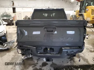 2024 Toyota Tacoma SR5 z VIN 3TMLB5JN6RM070515, wystawiony jako Copart lot #88514465 z przebiegiem 126 mil mil oraz Szkody całkowita. Historia ofert i sprzedaży dostępna na DreamBid. Obrazek 6.