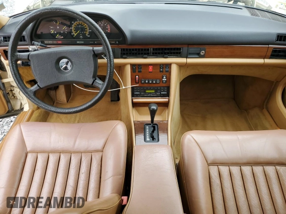 1985 Mercedes-Benz 380 z VIN WDBCA32CXFA177708, wystawiony jako Copart lot #57909505 z przebiegiem 128 446 mil mil oraz Tytuł czysty. Historia ofert i sprzedaży dostępna na DreamBid. Obrazek 8.