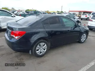 2015 Chevrolet Cruze LS z VIN 1G1PA5SH4F7155493, wystawiony jako IAAI lot #42202780 z przebiegiem 179 528 mil mil oraz . Historia ofert i sprzedaży dostępna na DreamBid. Obrazek 4.