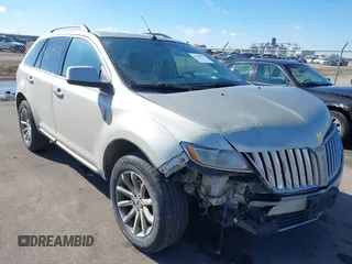2011 Lincoln MKX z VIN 2LMDJ8JK8BBJ04296, wystawiony jako IAAI lot #41689373 z przebiegiem 184 631 mil mil oraz . Historia ofert i sprzedaży dostępna na DreamBid. Obrazek 1.