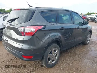 2017 Ford Escape S z VIN 1FMCU0F70HUC24455, wystawiony jako IAAI lot #42093457 z przebiegiem 144 049 mil mil oraz . Historia ofert i sprzedaży dostępna na DreamBid. Obrazek 4.