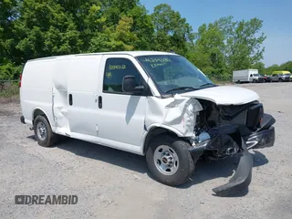 2025 GMC Savana Cargo z VIN 1GTW7AFP7S1140785, wystawiony jako IAAI lot #42340032 z przebiegiem 585 mil mil oraz . Historia ofert i sprzedaży dostępna na DreamBid. Obrazek 1.