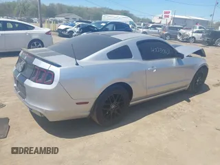 2014 Ford Mustang V6 z VIN 1ZVBP8AM4E5202464, wystawiony jako IAAI lot #42230631 z przebiegiem 171 523 mil mil oraz . Historia ofert i sprzedaży dostępna na DreamBid. Obrazek 4.