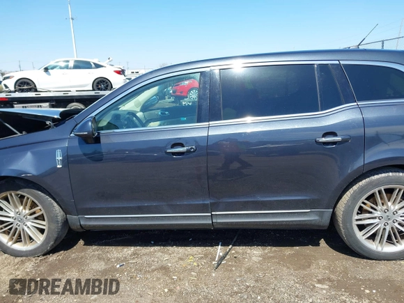 2014 Lincoln MKT EcoBoost z VIN 2LMHJ5ATXEBL57360, wystawiony jako IAAI lot #41976182 z przebiegiem 126 676 mil mil oraz . Historia ofert i sprzedaży dostępna na DreamBid. Obrazek 15.