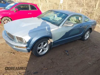 2005 Ford Mustang Deluxe z VIN 1ZVFT80N855137996, wystawiony jako IAAI lot #41872426 z przebiegiem 174 484 mil mil oraz . Historia ofert i sprzedaży dostępna na DreamBid. Obrazek 2.