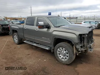 2018 GMC Sierra 2500HD Denali z VIN 1GT12UEY4JF128650, wystawiony jako Copart lot #51102895 z przebiegiem 131 010 mil mil oraz Szkoda całkowita • Salvage title. Historia ofert i sprzedaży dostępna na DreamBid. Obrazek 4.