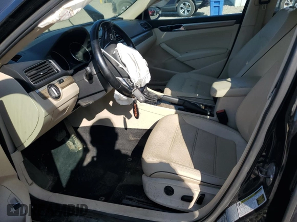 2017 Volkswagen Passat SE z VIN 1VWBT7A32HC018878, wystawiony jako Copart lot #53029885 z przebiegiem Nie podano mil oraz Szkoda całkowita • Salvage title. Historia ofert i sprzedaży dostępna na DreamBid. Obrazek 7.