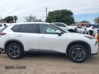 2024 Nissan Rogue SV z VIN JN8BT3BA3RW359753, wystawiony jako IAAI lot #41414024 z przebiegiem 5 038 mil mil oraz . Historia ofert i sprzedaży dostępna na DreamBid. Obrazek 14.