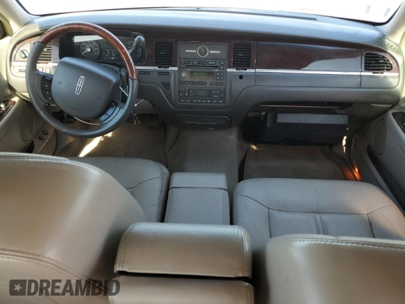 2006 Lincoln Town Car Signature Limited z VIN 1LNHM82W66Y650111, wystawiony jako Copart lot #56553695 z przebiegiem 184 625 mil mil oraz Czysty tytuł • Clean title. Historia ofert i sprzedaży dostępna na DreamBid. Obrazek 8.