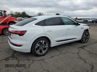 2020 Audi e-tron Sportback Premium Plus z VIN WA12ABGE5LB032271, wystawiony jako Copart lot #70638782 z przebiegiem 17 920 mil mil oraz . Historia ofert i sprzedaży dostępna na DreamBid. Obrazek 3.