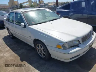 1999 Volvo S70 z VIN YV1LS56D8X1565934, wystawiony jako IAAI lot #42181658 z przebiegiem 172 783 mil mil oraz . Historia ofert i sprzedaży dostępna na DreamBid. Obrazek 1.