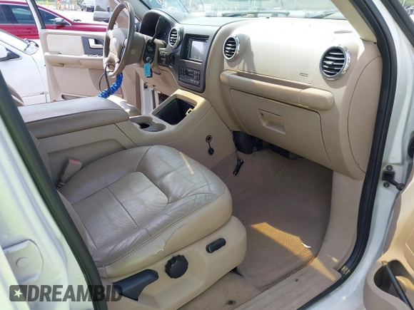 2004 Ford Expedition Eddie Bauer z VIN 1FMFU18L04LB38933, wystawiony jako IAAI lot #42707140 z przebiegiem 270 503 mil mil oraz . Historia ofert i sprzedaży dostępna na DreamBid. Obrazek 5.