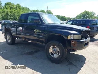 1997 Dodge 1500 z VIN 3B7HF13Z4VG793727, wystawiony jako IAAI lot #42231961 z przebiegiem 278 240 mil mil oraz . Historia ofert i sprzedaży dostępna na DreamBid. Obrazek 1.