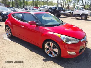 2012 Hyundai Veloster w/Gray Int z VIN KMHTC6AD0CU048339, wystawiony jako IAAI lot #42040008 z przebiegiem 117 895 mil mil oraz . Historia ofert i sprzedaży dostępna na DreamBid. Obrazek 1.