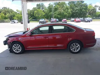 2017 Volkswagen Passat S z VIN 1VWAT7A38HC056207, wystawiony jako IAAI lot #42586003 z przebiegiem 114 329 mil mil oraz . Historia ofert i sprzedaży dostępna na DreamBid. Obrazek 14.