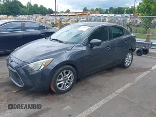 2016 Scion iA z VIN 3MYDLBZV5GY133972, wystawiony jako IAAI lot #42260164 z przebiegiem 156 981 mil mil oraz . Historia ofert i sprzedaży dostępna na DreamBid. Obrazek 18.