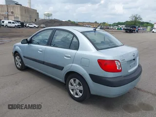 2008 Kia Rio LX z VIN KNADE123586342565, wystawiony jako IAAI lot #42399836 z przebiegiem 122 666 mil mil oraz . Historia ofert i sprzedaży dostępna na DreamBid. Obrazek 3.