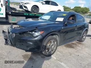 2024 Alfa Romeo Stelvio Veloce z VIN ZASPAKBN7R7D70471, wystawiony jako IAAI lot #41231215 z przebiegiem 30 393 mil mil oraz . Historia ofert i sprzedaży dostępna na DreamBid. Obrazek 17.