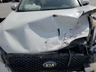 2017 Kia Sorento LX z VIN 5XYPG4A34HG220340, wystawiony jako Copart lot #57467775 z przebiegiem 144 612 mil mil oraz Szkoda całkowita • Salvage title. Historia ofert i sprzedaży dostępna na DreamBid. Obrazek 12.