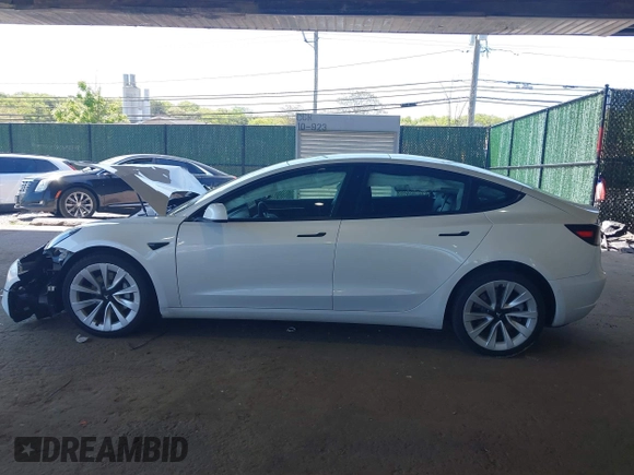 2022 Tesla Model 3 Long Range z VIN 5YJ3E1EB1NF192570, wystawiony jako IAAI lot #42230750 z przebiegiem 63 462 mil mil oraz . Historia ofert i sprzedaży dostępna na DreamBid. Obrazek 14.